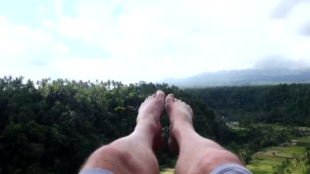 Bali Indonésie Homme Jambes Sur Une Très Grande Oscillation Sur — Video