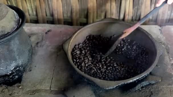 Bali Indonesia Los Granos Kopi Luwak Café Caca Tuestan Sobre — Vídeos de Stock