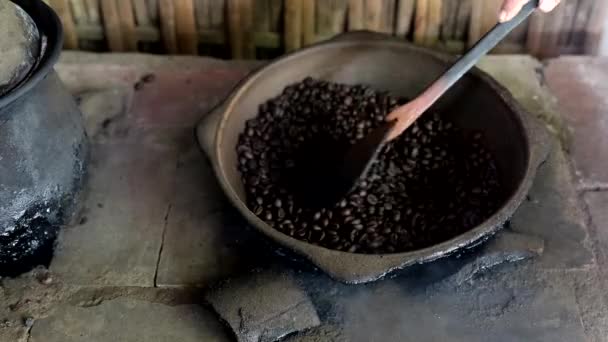 Μπαλί Ινδονησία Kopi Luwak Φασόλια Σκατά Καφέ Ψήσιμο Πάνω Από — Αρχείο Βίντεο