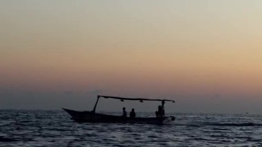 Lovina, Bali, Endonezya Geleneksel balıkçı tekneleri Bali Denizi 'nde bir yunus safarisinde