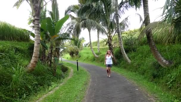 Jatiluwi Bali Indonésie Žena Turistické Procházky Rýžových Terasách Jatiluwi Světového — Stock video