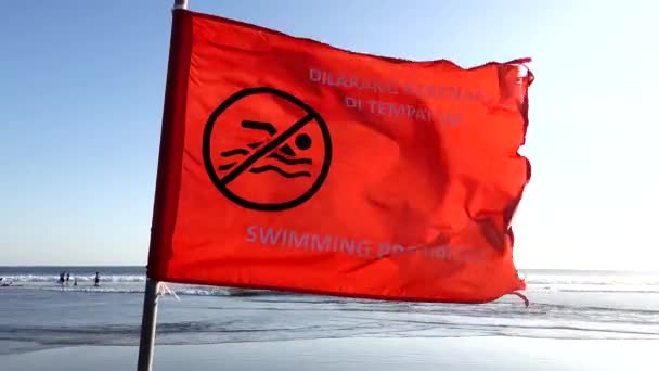 Seminyak Bali Indonesia Μια Κόκκινη Σημαία Στην Παραλία Σηματοδοτεί Κίνδυνο — Αρχείο Βίντεο