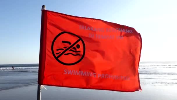 Seminyak Bali Indonésie Červená Vlajka Pláži Znamená Nebezpečí Plavání — Stock video