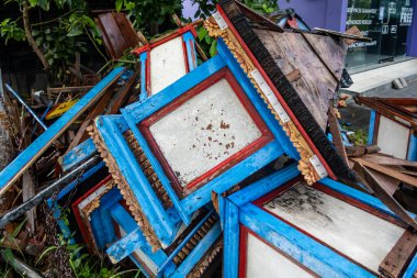 Canggu, Bali, Endonezya, yol kenarındaki bir tapınağa atılmış bir yığın ahşap cephe ayrıntısı..