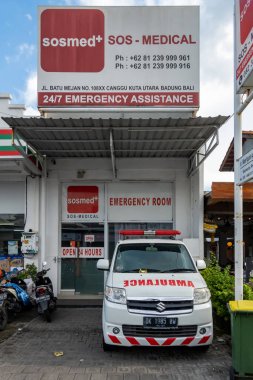 Canggu, Bali, Endonezya, Bir SOS ve Sağlık Merkezi, Acil Servis ve dışarıda park edilmiş bir ambulans