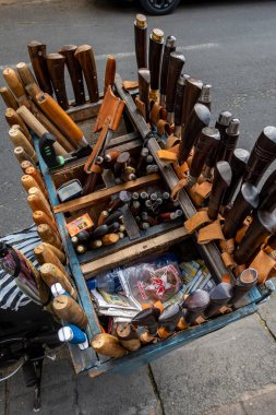 Canggu, Bali, Endonezya, açık bir marangoz alet sandığı bir caddede motosikletin üzerinde dinleniyor..