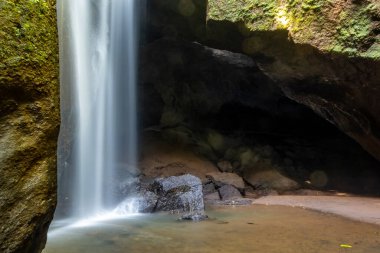 Goa Raja Şelalesi, Bali, Endonezya Suyu Goa Raja Şelalesi 'ne dökülüyor.