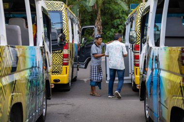 Lempuyang Tapınağı, Bali, Endonezya Doğu Bali 'deki Lempuyang Hindu Tapınağı' ndaki turist otobüslerinin etrafındaki insanlar.