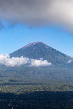 Bali, Endonezya Bulutları Lempuyang tapınağındaki Agung Dağı volkanının yanından geçiyor..