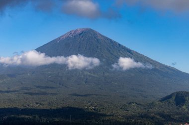 Bali, Endonezya Bulutları Lempuyang tapınağındaki Agung Dağı volkanının yanından geçiyor..