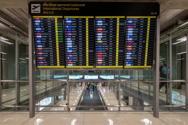 泰国曼谷曼谷 曼谷苏瓦纳布国际机场起飞站亚洲目的地的时刻表 — 图库照片