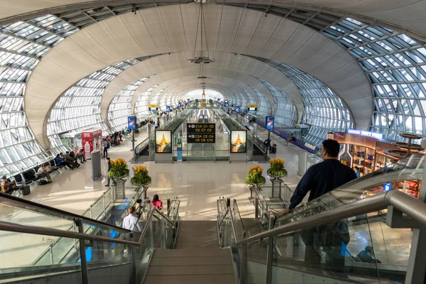 泰国曼谷曼谷曼谷 曼谷苏瓦纳巴国际机场候机楼的乘客 — 图库照片