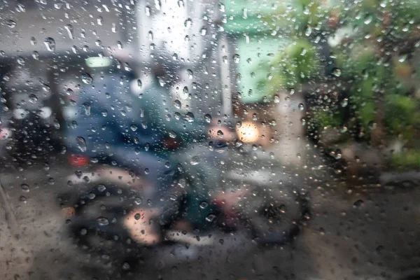 Denpasar バリ島 インドネシア雨の中でスクーターの交通運転 — ストック写真