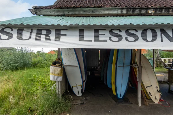 Канга Бали Индонезия Знак Над Хижиной Пляже Предлагает Уроки Серфинга — стоковое фото