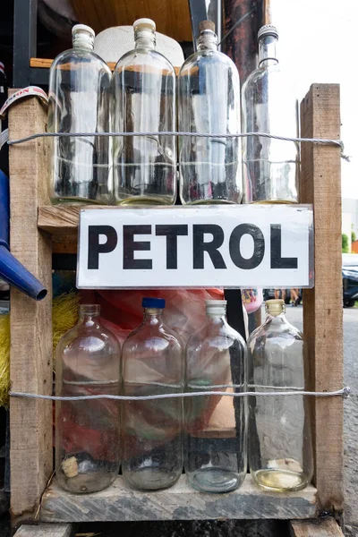在印尼巴厘岛的Canggu 许多路边商店里 摩托车用汽油或汽油都是用玻璃瓶出售的 — 图库照片