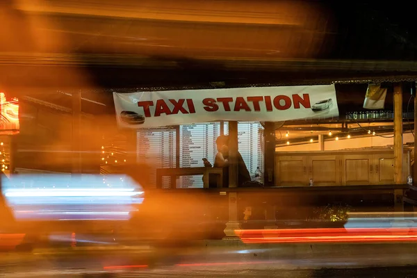 Canggu Bali Indonesië Een Man Wacht Nachts Een Taxistandplaats Terwijl — Stockfoto