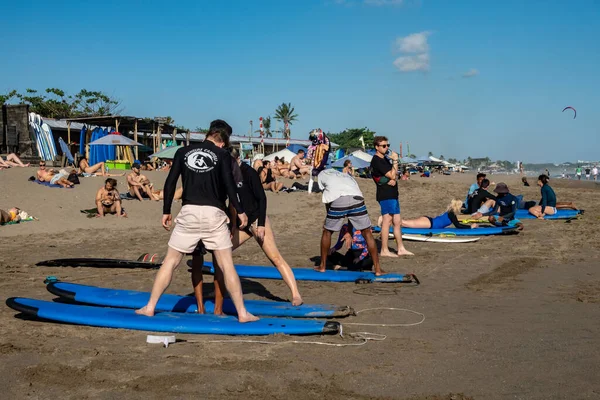 Canggu Bali Indonésie Lidé Mají Lekce Surfování Pláži — Stock fotografie