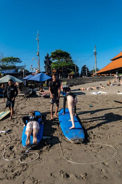 Canggu Bali Indonesia Gente Recibe Clases Surf Playa — Foto de Stock