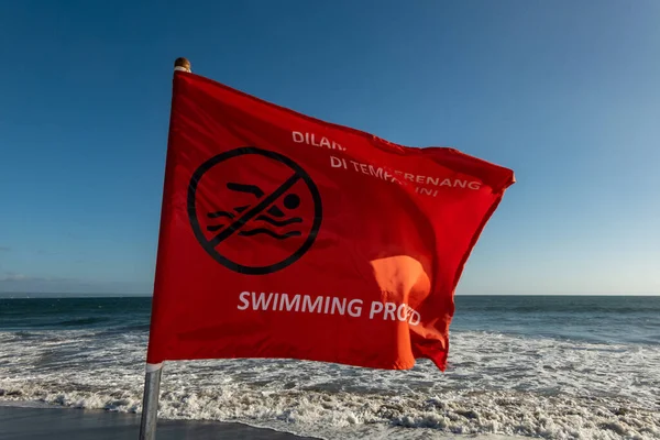 Canggu Bali Indonesia Una Bandera Roja Playa Dice Que Nadar —  Fotos de Stock