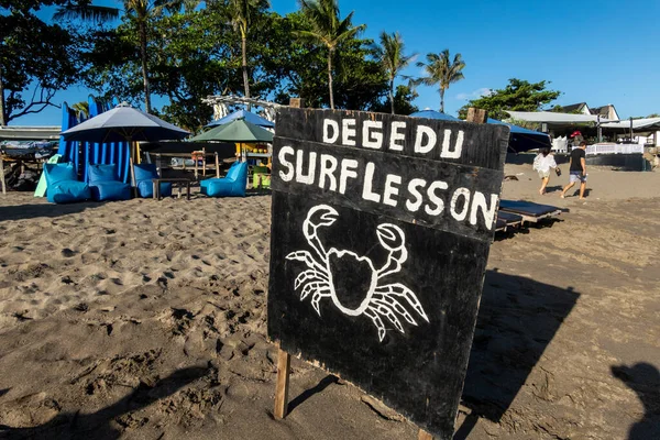インドネシア バリ島のCangguビーチでのサインはサーフレッスンを提供しています — ストック写真