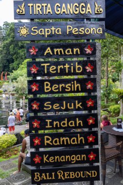 Tirta Gangga, Bali, Endonezya. Tiran Gangga kraliyet sarayında dost ve hademe gibi insan erdemleriyle Endonezya dilinde bir işaret.