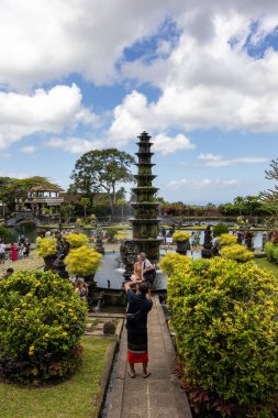 Tirta Gangga, Bali, Endonezya Turistleri Tiran Gangga kraliyet sarayının bahçesinde