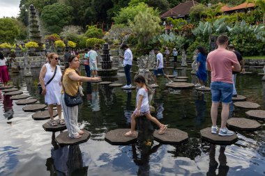 Tirta Gangga, Bali, Endonezya Turistleri Tiran Gangga kraliyet sarayının bahçesinde