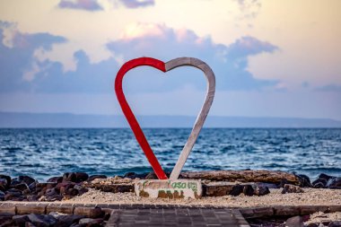 Bali, Endonezya Candidasa Plajı 'nda bir kalp işareti ya da Pantai Candidasa, doğu Bali' de.