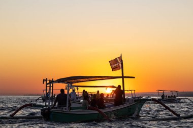 Geleneksel Endonezya balıkçı teknelerinde Lovina Sahili, Bali, Endonezya Turistleri şafak vakti yunusları tespit etmeye çalışırlar..