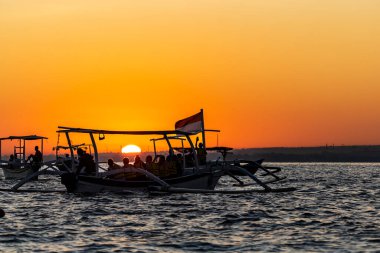 Geleneksel Endonezya balıkçı teknelerinde Lovina Sahili, Bali, Endonezya Turistleri şafak vakti yunusları tespit etmeye çalışırlar..