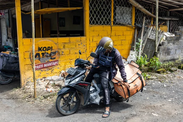 印度尼西亚巴厘 农村地区骑摩托车的邮包和送货人 — 图库照片