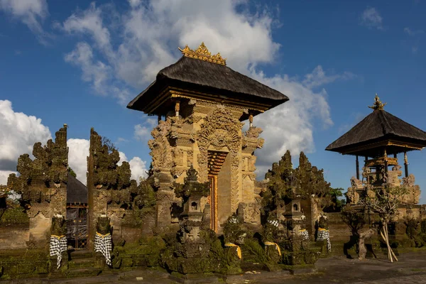 印度尼西亚巴厘Pura Dalem Agung寺庙华丽的立面 — 图库照片