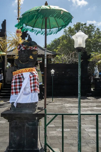 印尼巴厘岛 塞萨市一座寺庙里的印度教雕像经常被太阳伞覆盖着 — 图库照片