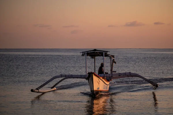 Lovina Beach Bali Indonesia Los Turistas Los Barcos Pesca Tradicionales —  Fotos de Stock