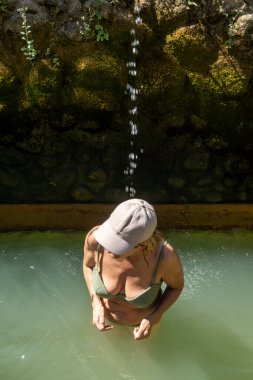 Banjar Kaplıcaları, Bali, Endonezya Banjar Kaplıcalarında banyo yapan bir kadın,