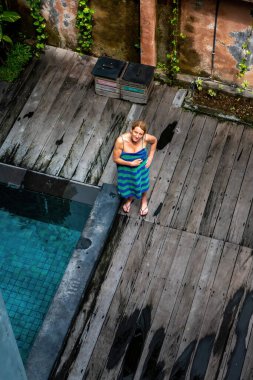 Bali, Endonezya Havuzun yanında bir kadın havluyla duruyor