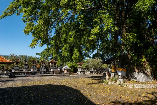 インドネシア バリ島のラヴィナビーチにある小さな寺院の庭 — ストック写真