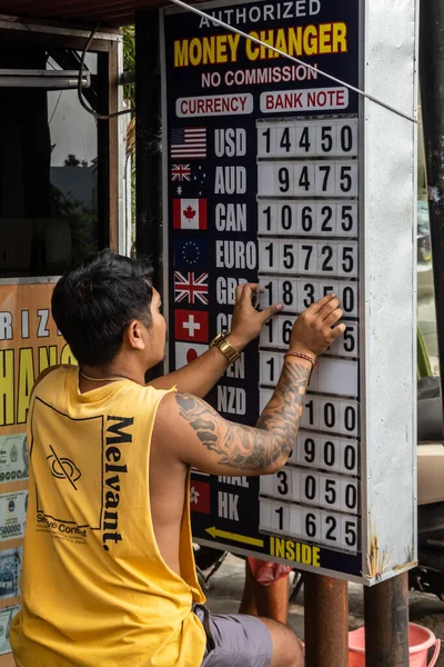 Canggu Bali Indonesië Een Man Verandert Geldwisselkoersen Een Bord Bij — Stockfoto