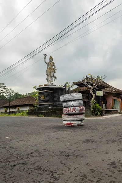 印度尼西亚巴厘岛佩内贝尔用旧轮胎制造了一个临时的交通转盘 — 图库照片