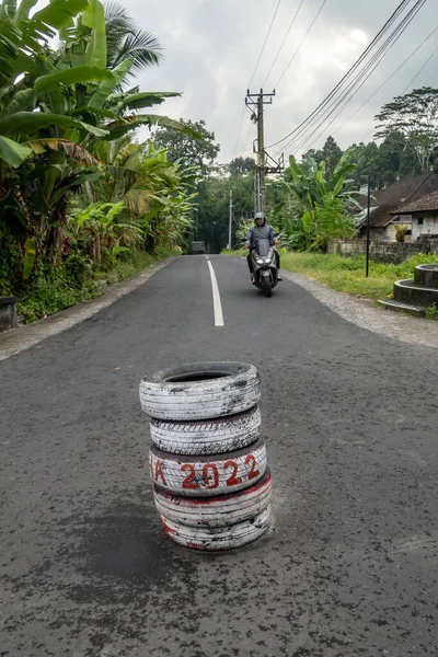 Penebel Bali Indonesië Een Geïmproviseerde Verkeersronding Gemaakt Van Gebruikte Banden — Stockfoto