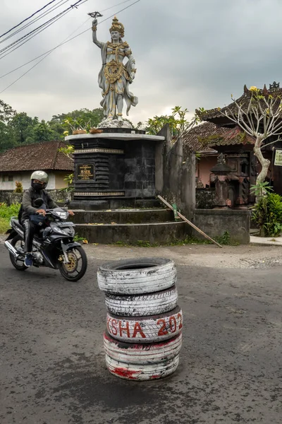 Penebal Bali Indonesia Sebuah Bundaran Lalu Lintas Darurat Dibuat Dari — Stok Foto