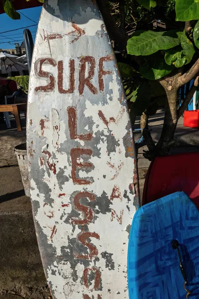 Seminyak Bali Indonesië Een Staande Surfplank Met Het Bord Surflessen — Stockfoto