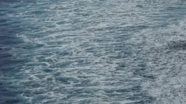 Uluwatu, Bali, Endonezya Büyük dalgalar kıyıya vuruyor.  