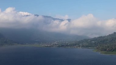 Danau Buyan Kuzey Bali 'deki bir volkan kalderasındaki ikiz göllerin panoramik görüntüsü.