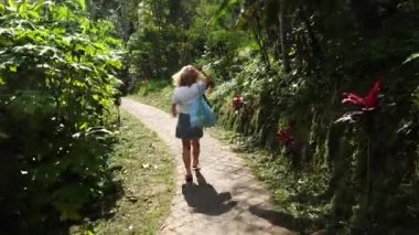Bali, Endonezya Bir kadın turist ormanda yürür, 