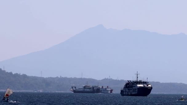 インドネシア バリのギリマヌーク バッド ケタパン ジャワ島 インドネシアの間のバリ海を横断する旅客フェリー — ストック動画