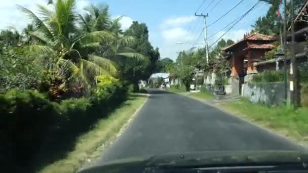 Denpasar Bali Indonesië Een Auto Rijdt Door Noordelijke Buitenwijken Van — Stockvideo