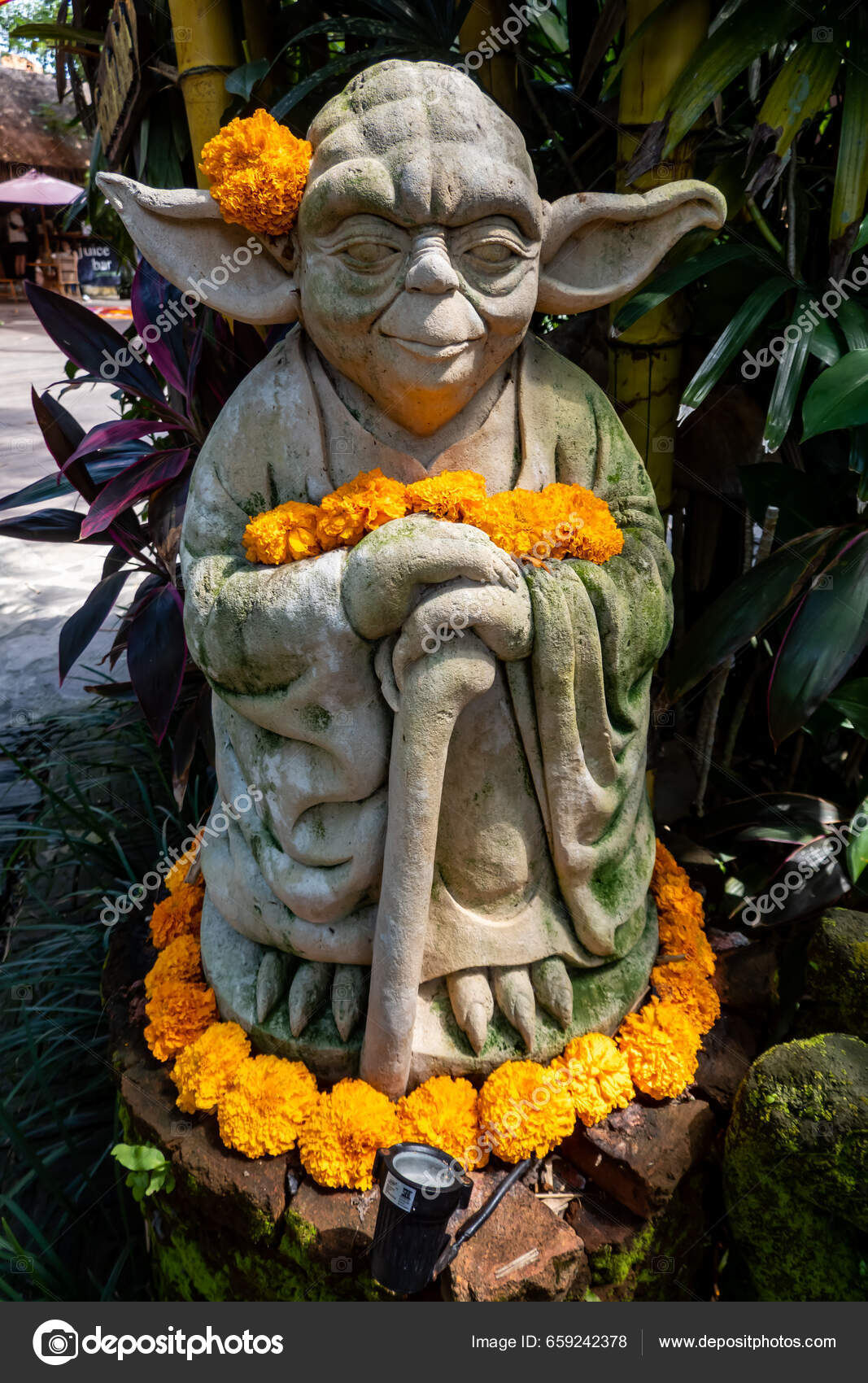 巴厘岛尤女神像一座类似于星球大战中的尤女神像的小雕像位于瑜伽