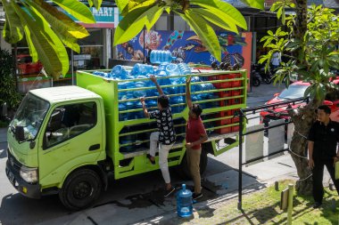 Canggu, Bali, Endonezya İki adam bir teslimat kamyonu ile bir otele su taşır.