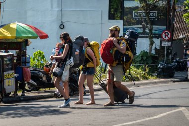 Ubud, Bali. Bir grup batılı gezgin kadın sokakta yürüyor..